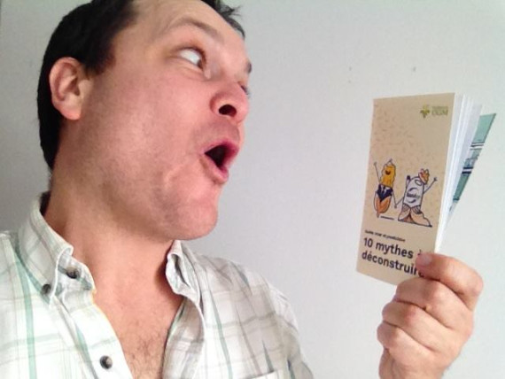 Thibault regarde le nouveau guide en disant: WOW!