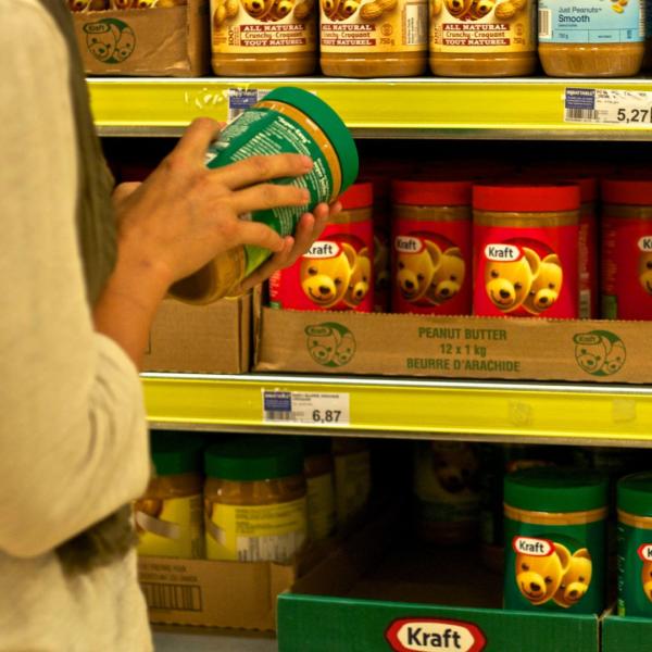 une femme vérifie les ingrédients sur un produit alimentaire