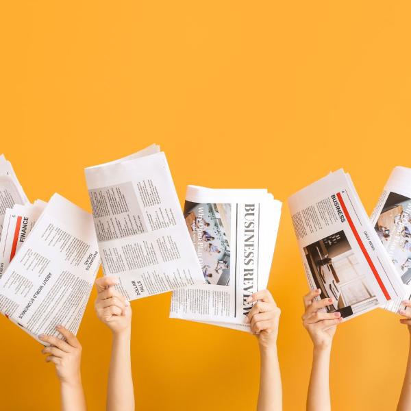 des journaux tenus pas des mains tendues