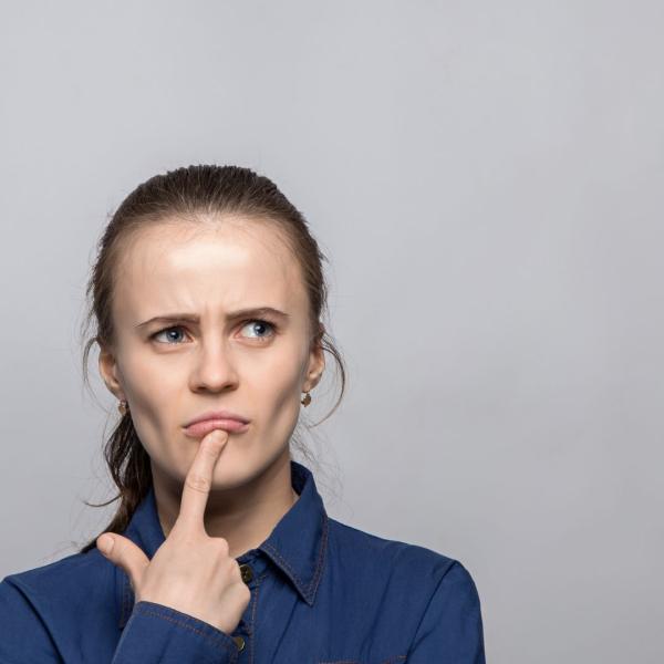 une femme en train de douter