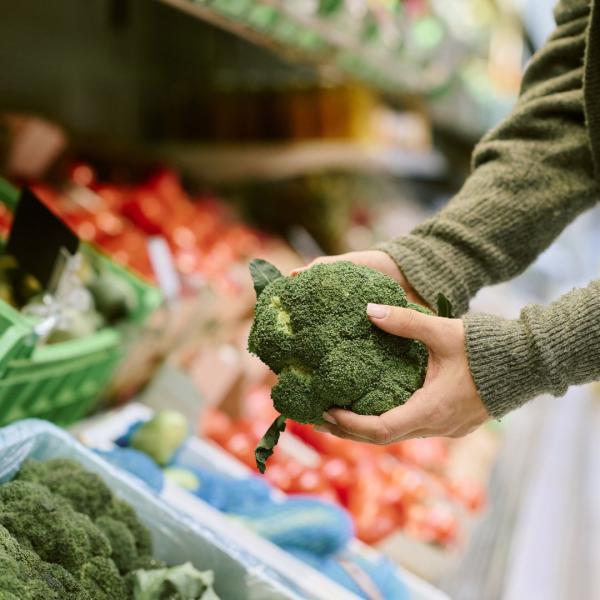 une personne choisi de prendre un brocoli