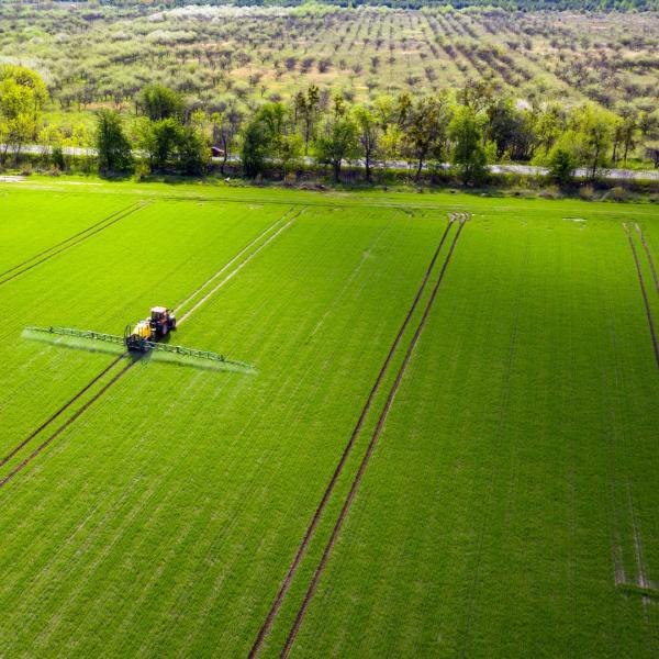 champ vert pesticides avec un tracteur