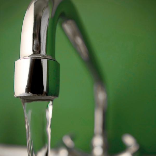 robinet avec eau qui coule - vert