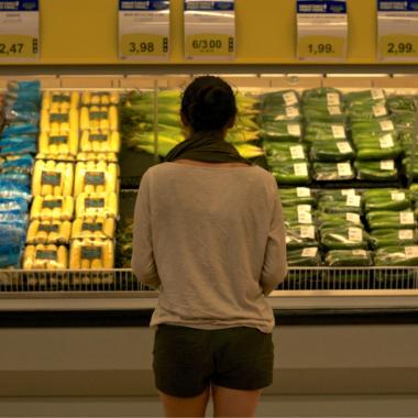 femme de dos devant choix impossible à l'épicerie