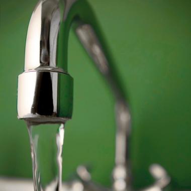 robinet avec eau qui coule - vert